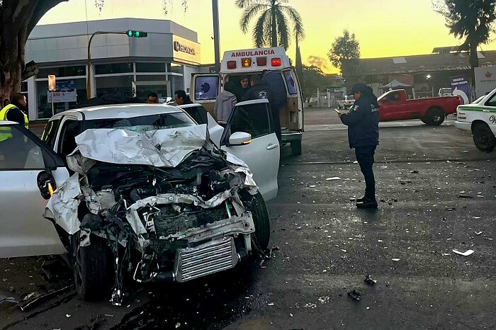 Dos jóvenes heridos tras brutal choque contra un urbano de la línea Tata Lázaro, en Uruapan