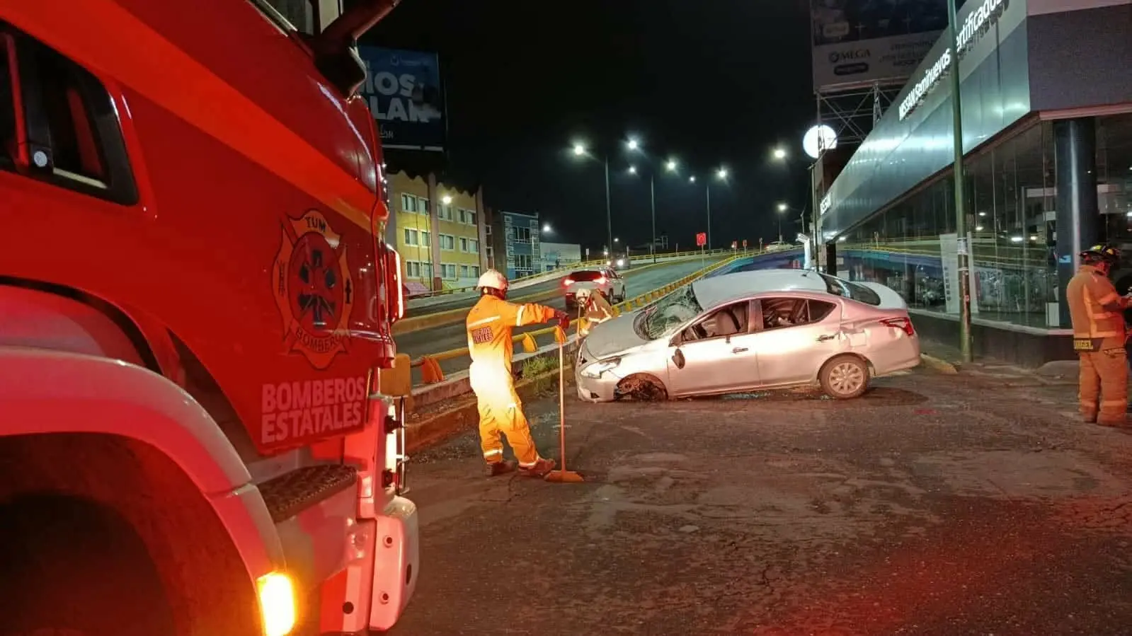 Dos lesionados deja volcadura al poniente de Morelia