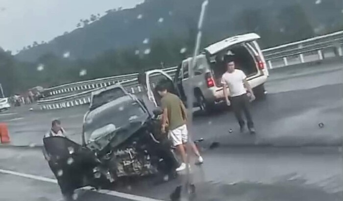 Dos lesionados en aparatoso choque sobre la autopista Siglo XXI