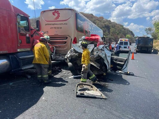 Dos lesionados graves: tráiler impacta a un taxi en la Morelia-Pátzcuaro