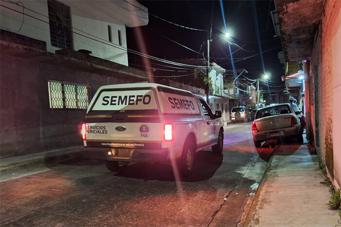 Dos masculinos caen de lo alto de una casa en la colonia Riyitos, en Uruapan; uno muere