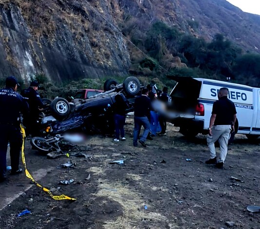 Dos muertos tras aparatoso choque de moto y camioneta en Pajacuarán