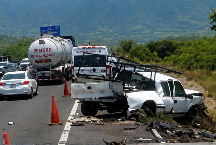 Dos muertos y siete heridos deja un accidente en la Autopista Siglo XXI