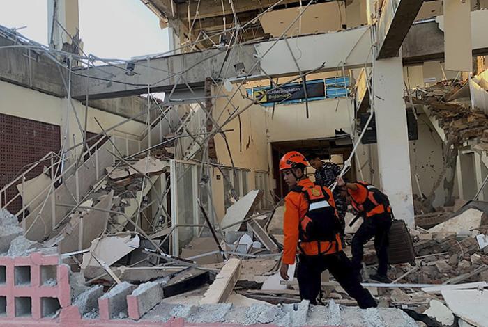 Dos muertos y un herido por un terremoto de 7,7 en la costa de Indonesia