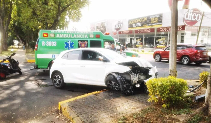 Dos mujeres quedan lesionadas tras chocar contra un poste en Uruapan