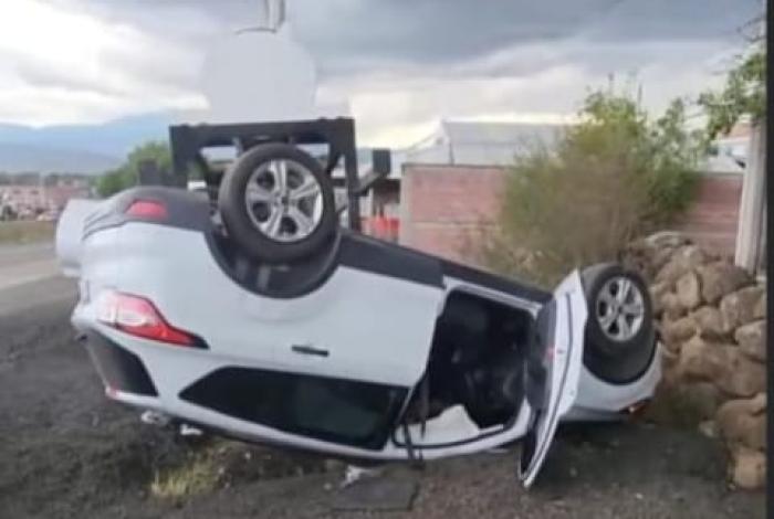 Dos mujeres y una bebé, lesionadas tras volcadura