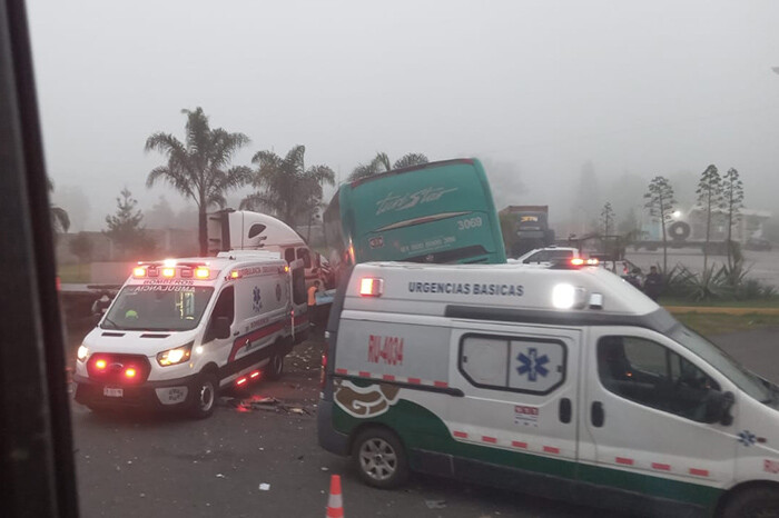 Dos personas fallecidas y 11 heridos, tras fuerte choque entre un tráiler y un autobús, en la Pátzcuaro-Copándaro