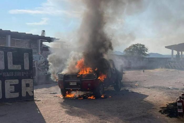 Dos personas heridas y una camioneta incendiada, dejó explosión de gas al interior de una empresa en Huetamo