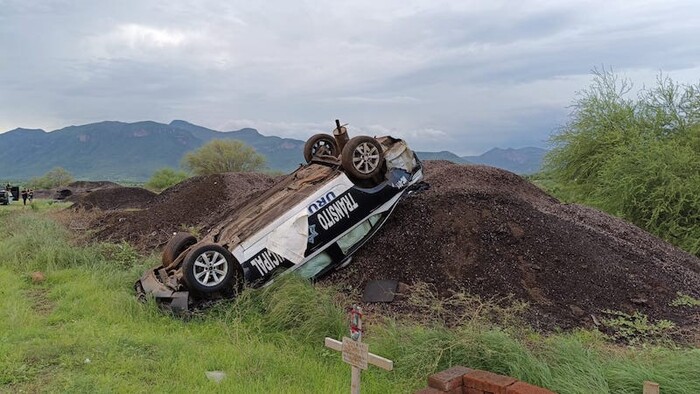 Dos policías lesionados tras volcar su patrulla en la Siglo XXI