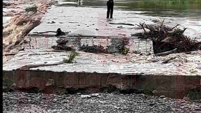 Dos puentes destruidos en Apatzingán por intensas lluvias