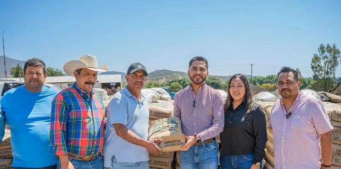 Duplica Presidente Municipal de Huandacareo apoyo a porcicultores con entrega de más de 40 toneladas de cemento