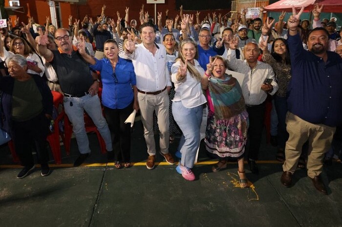 Durante recorrido en Jardines del Toreo, vecinos apoyan a Alfonso Martínez