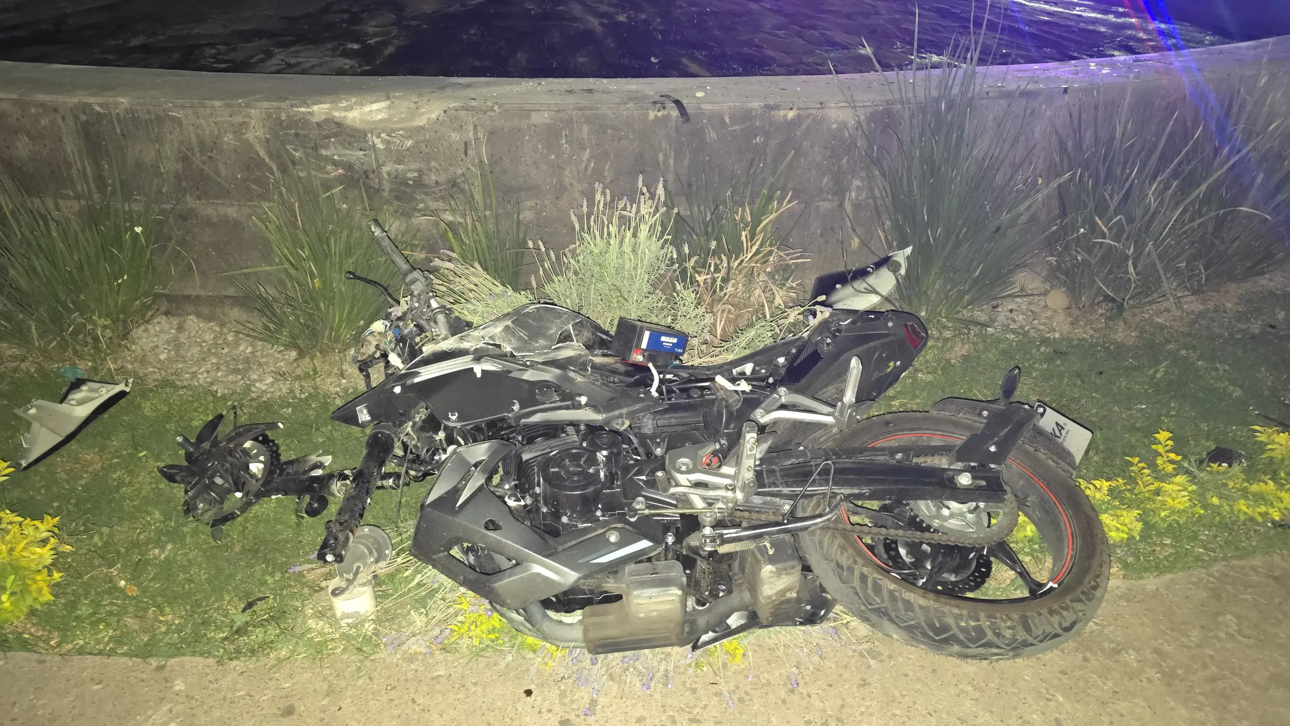 Ebrios chocan su “mortalika” con una glorieta en Zamora