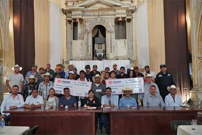 Edil de Charo entrega apoyos a productores mezcaleros del municipio