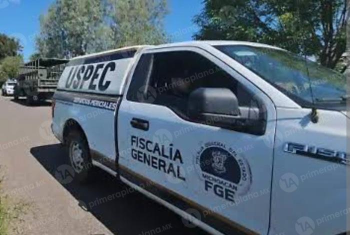 Ej3cut4n a un hombre en carretera de Tangancícuaro