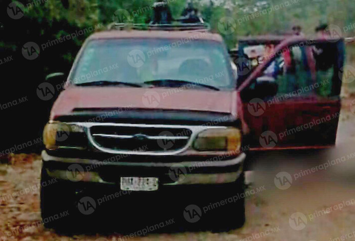 Ej3cut4n a una pareja en camino de terracería, en Coahuayana