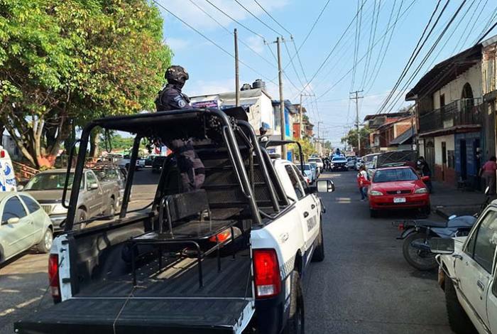 Ejecutan a dos hombres y les dejan narcomensaje, al poniente de Uruapan