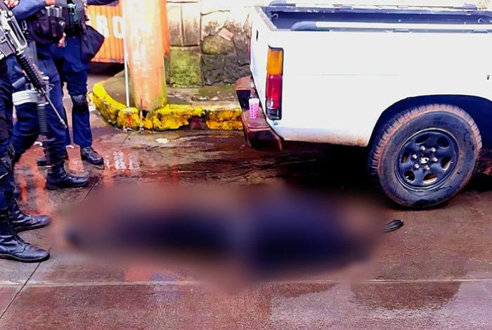 Ejecutan a un hombre en Cotija; junto al cuerpo había cargadores para fusil y equipo táctico