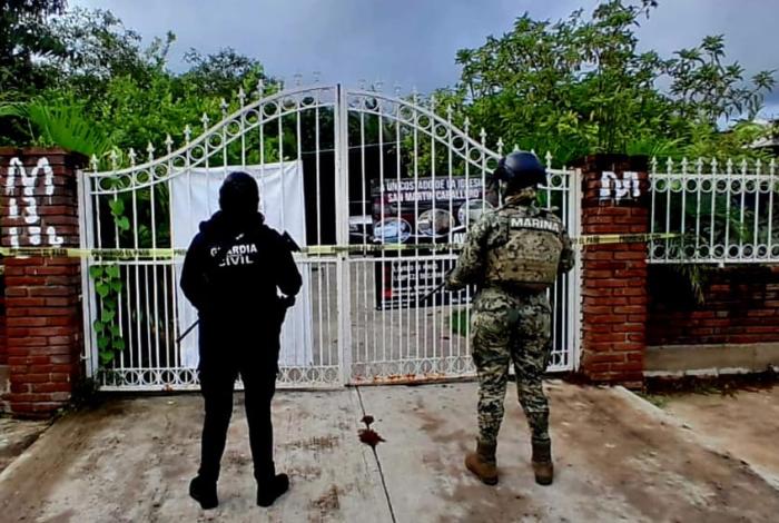Ejecutan a un hombre sobre la carretera Arteaga-Lázaro Cárdenas; agresores escaparon