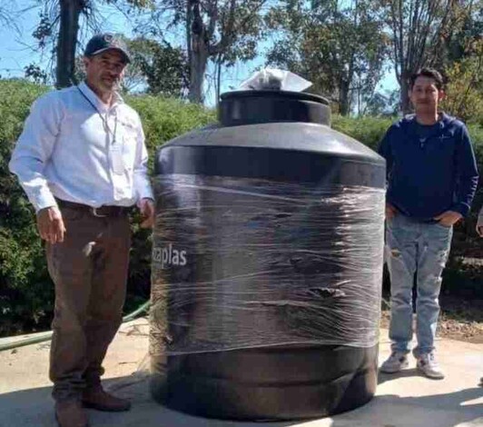 El Ayuntamiento de Morelos entrega tinaco a escuela primaria de Jururemba