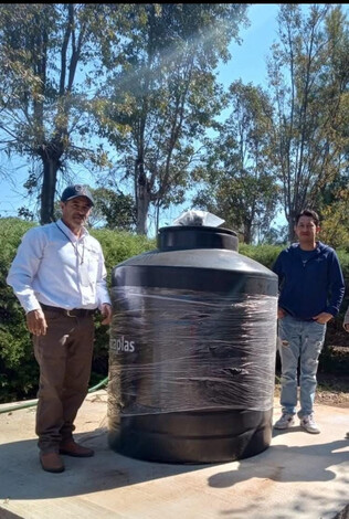 El Ayuntamiento de Morelos entrega tinaco a escuela primaria de Jururemba