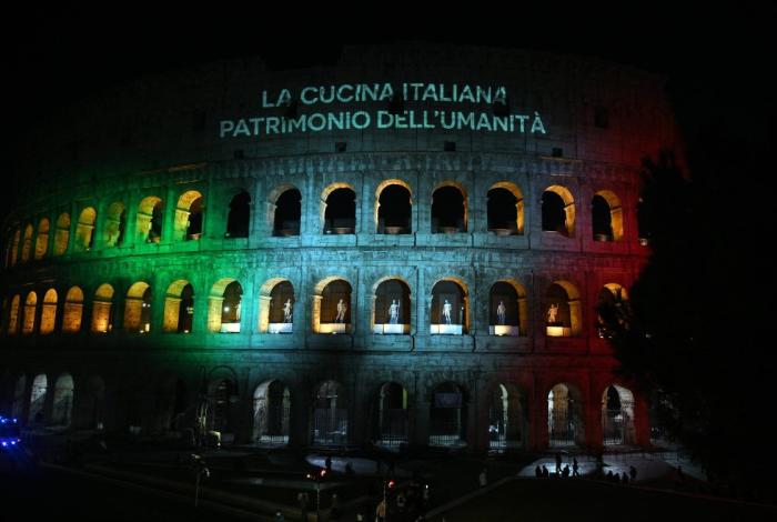 El Coliseo de Roma se ilumina para celebrar la cocina italiana como patrimonio de la humanidad