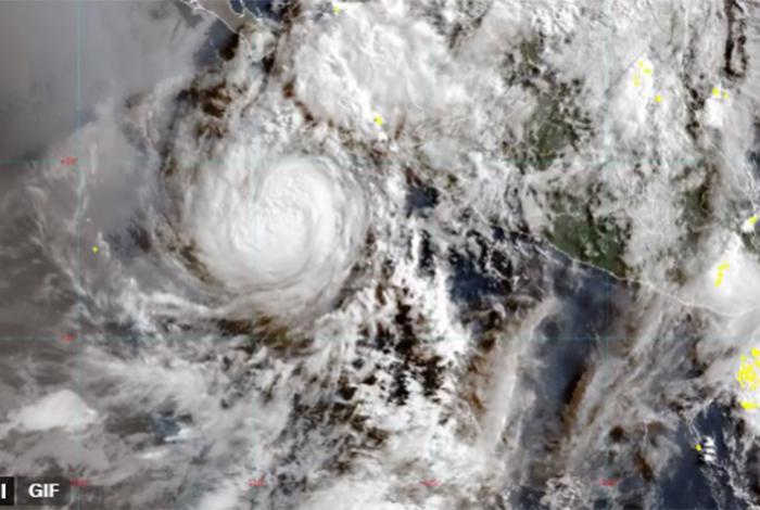 El huracán Flossie se debilita a categoría 2 frente a costas del Pacífico
