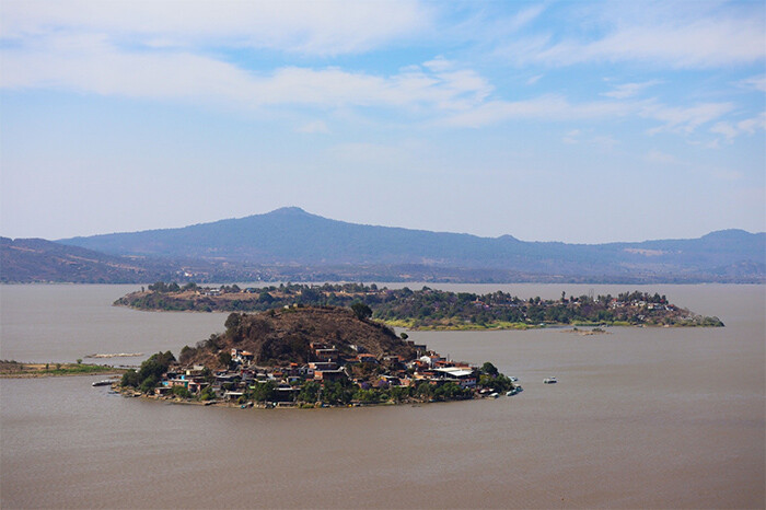 El lago de Pátzcuaro no ha muerto; así se contempla desde la isla de Yunuén y genera esperanza