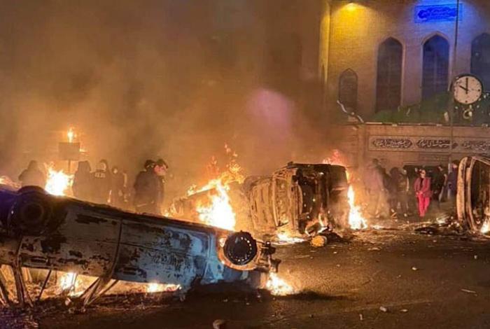 El número de muertos en Irán se eleva a casi 2 mil mientras Trump recrudece sus amenazas