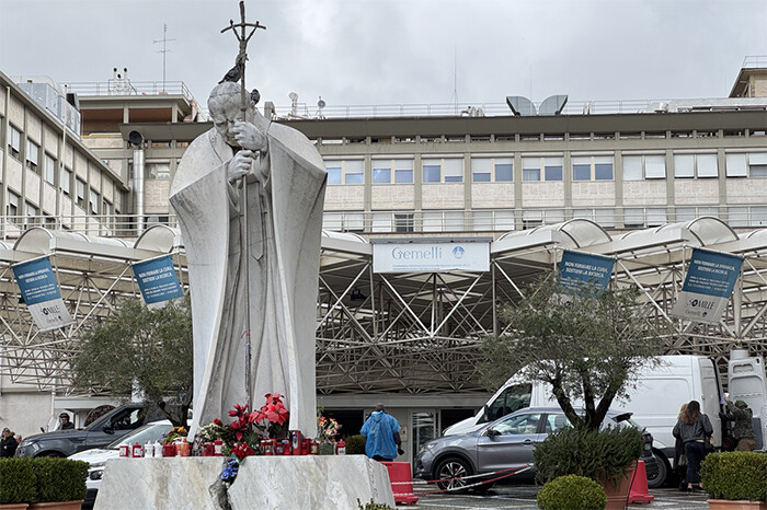 El papa consolida su mejoría tras 25 días hospitalizado y no está en “peligro inminente”