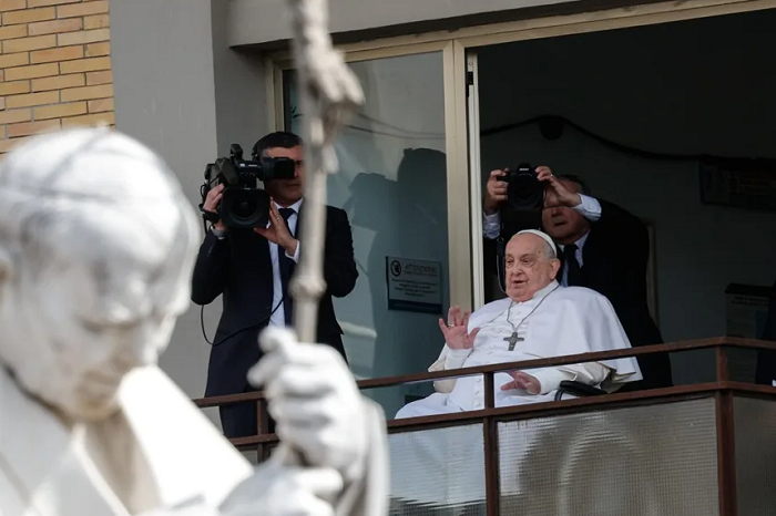 El papa Francisco abandona el hospital y regresa al Vaticano 38 días después