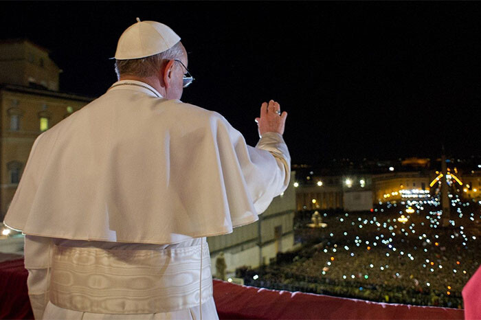 El Papa Francisco para el vía crucis reflexiona al dialogo sobre la violencia contra las mujeres y la locura de la guerra