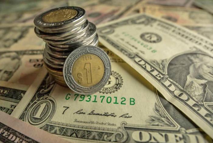 El peso mexicano se fortalece y roza ya las 17 unidades por dólar en el final de año