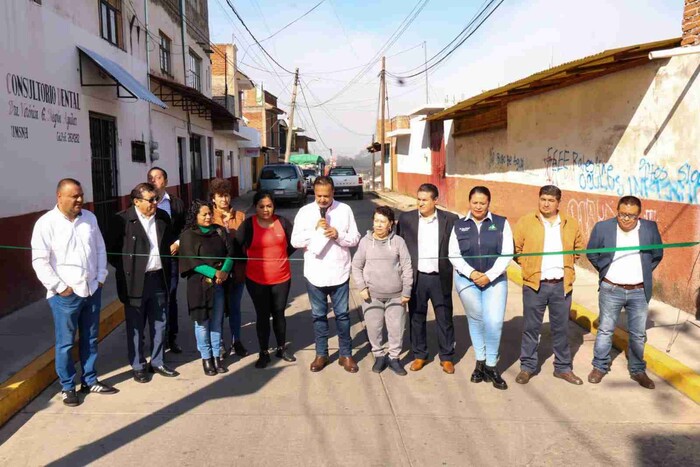 EL PRESIDENTE JULIO ALBERTO ARREOLA VÁZQUEZ, INAUGURA TRAMO DE LA CALLE JUAN DE LA BARRERA EN LA COLONIA NIÑOS HÉROES