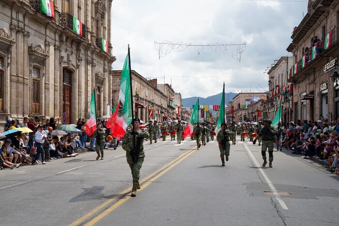 El sol da tregua y desfile concluye sin novedad