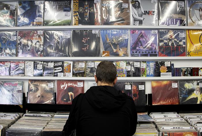 El vinilo resurge en México y desafía al 'streaming' gracias al coleccionismo juvenil