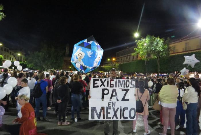 Elevan globo gigante con el rostro de Carlos Manzo, en Uruapan
