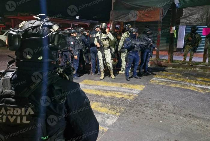 Emb0scada deja dos policías her1dos en carretera de Apatzingán