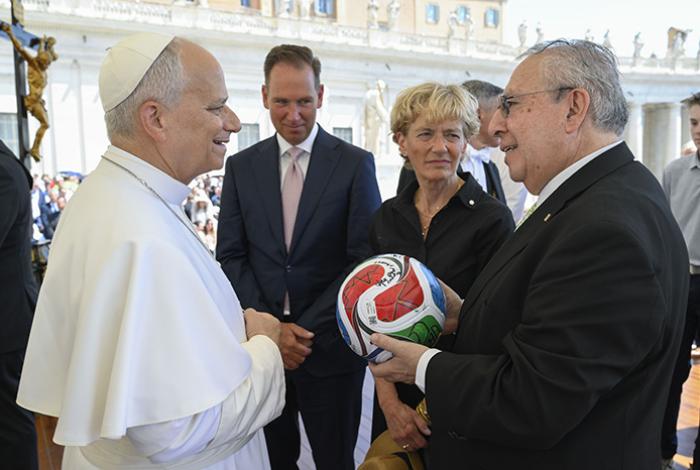 Embajadores de EEUU, México y Canadá entregan al Papa un balón del Mundial 2026