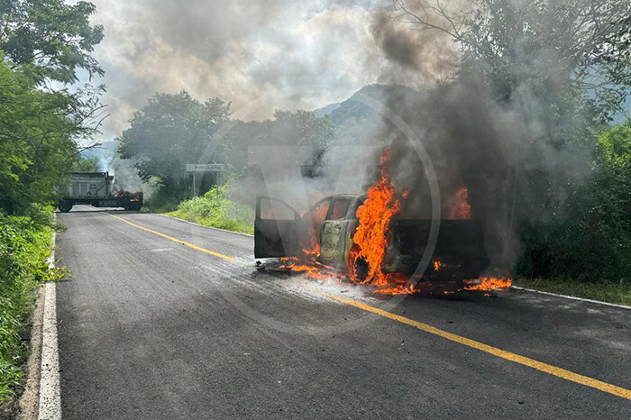 Emboscan a comisario regional en Tierra Caliente; siguen balaceras y quemas de autos