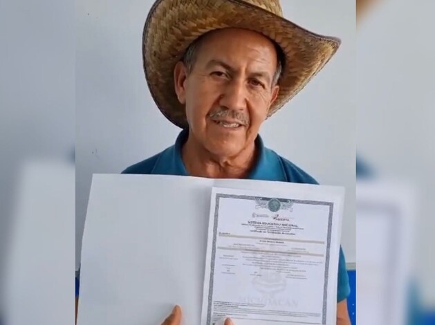 Emilio, feliz, recibió su certificado de prepa a los 65 años