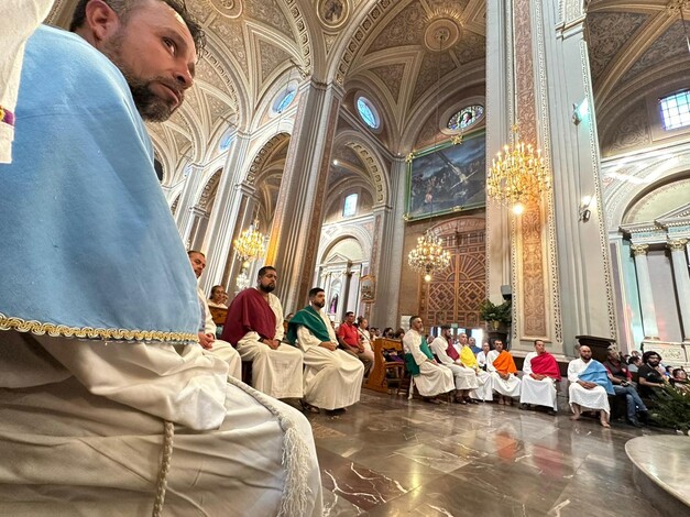 Emotivo gesto de humildad este jueves santo en la Catedral de Morelia