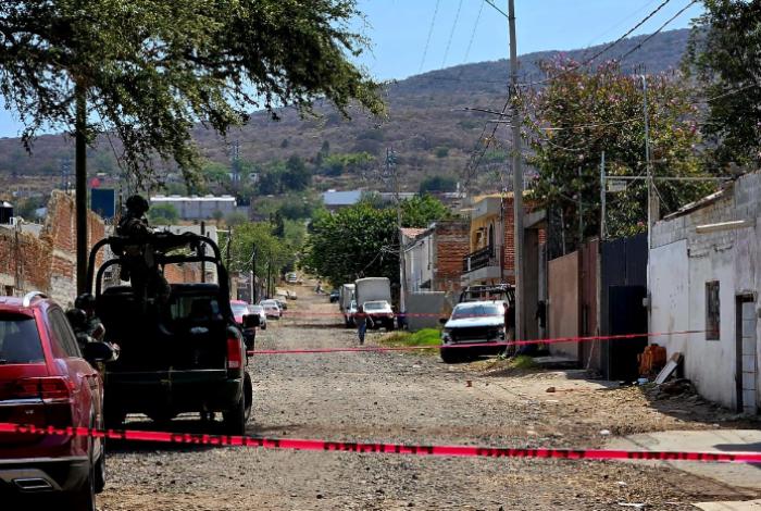 Empistolados balean fachada de fábrica de blocks para construcción, en Zamora