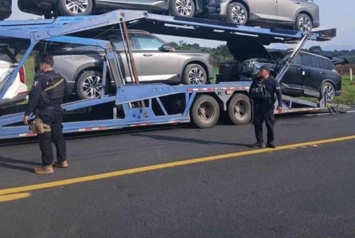 Empistolados intentan robar 2 vehículos de un tráiler nodriza en la Pátzcuaro-Cuitzeo