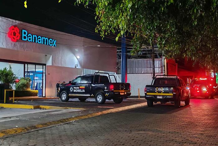 Empistolados roban vehículo en Calzada La Huerta de Morelia; realizan disparos