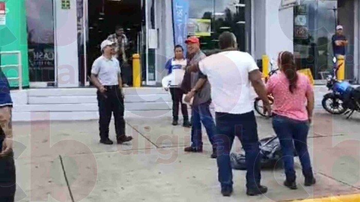 Empleado de Elektra agrede a un anciano en Uruapan