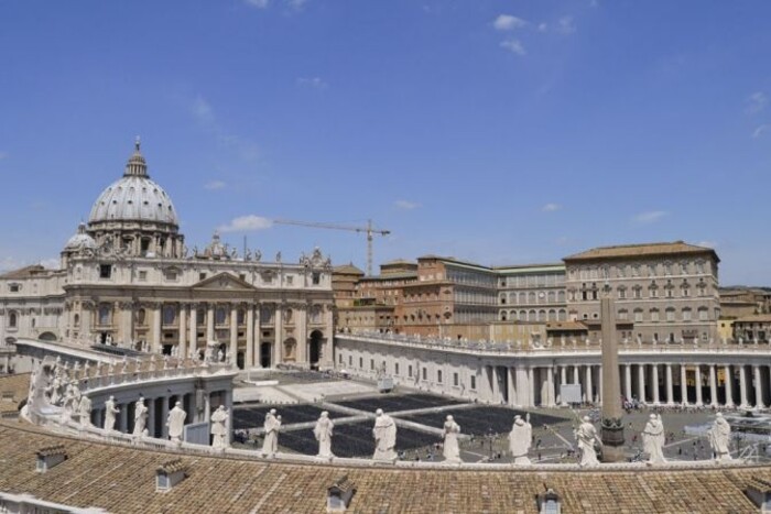 Empleados del Vaticano no podrán tener tatuajes ni piercings