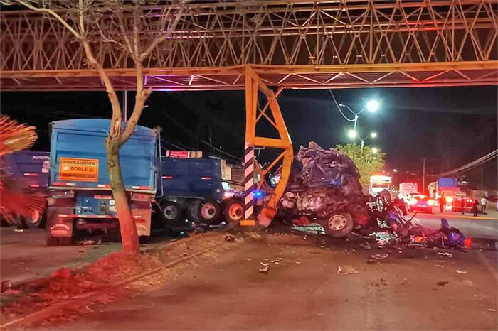 En alto riesgo de colapso, puente peatonal que chocó un tráiler en la Madero poniente, en Morelia: PC municipal