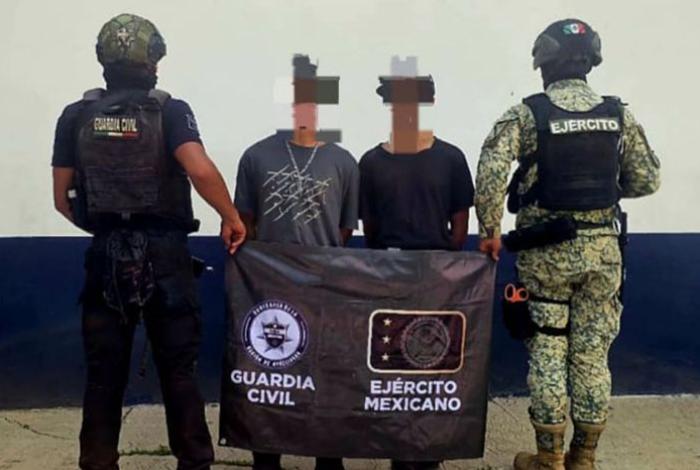 En Apatzingán detienen a tres hombres con armas largas y dos vehículos, uno con reporte de robo