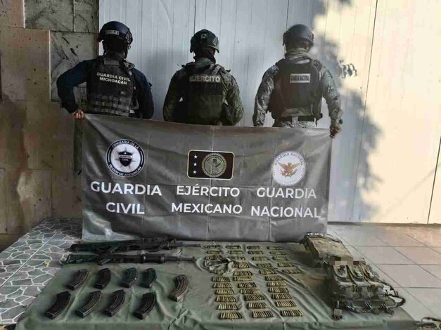 En Apatzingán, fuerzas estatales y federales aseguran explosivos, fusiles y 380 cartuchos: SSP